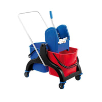 El cubo de doble compartimento con escurridor de fregona ROJO/AZUL de Haug Bürsten El KG (630 x 400 x 490/690 mm), con asa metálica y dos cubos, es el utensilio de limpieza ideal para escurrir fácilmente y trabajar de forma eficaz.