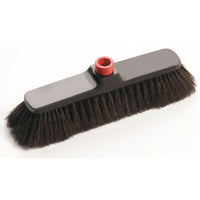 El cabezal de escoba IN-UP, pelo de caballo/poliéster, 290 x 45 x 57 mm, de Haug Bürsten El KG cuenta con cerdas densas y oscuras y un orificio roscado de color rojo para fijar el mango, lo que lo hace perfecto para una limpieza eficaz. Paquete de 10 unidades.