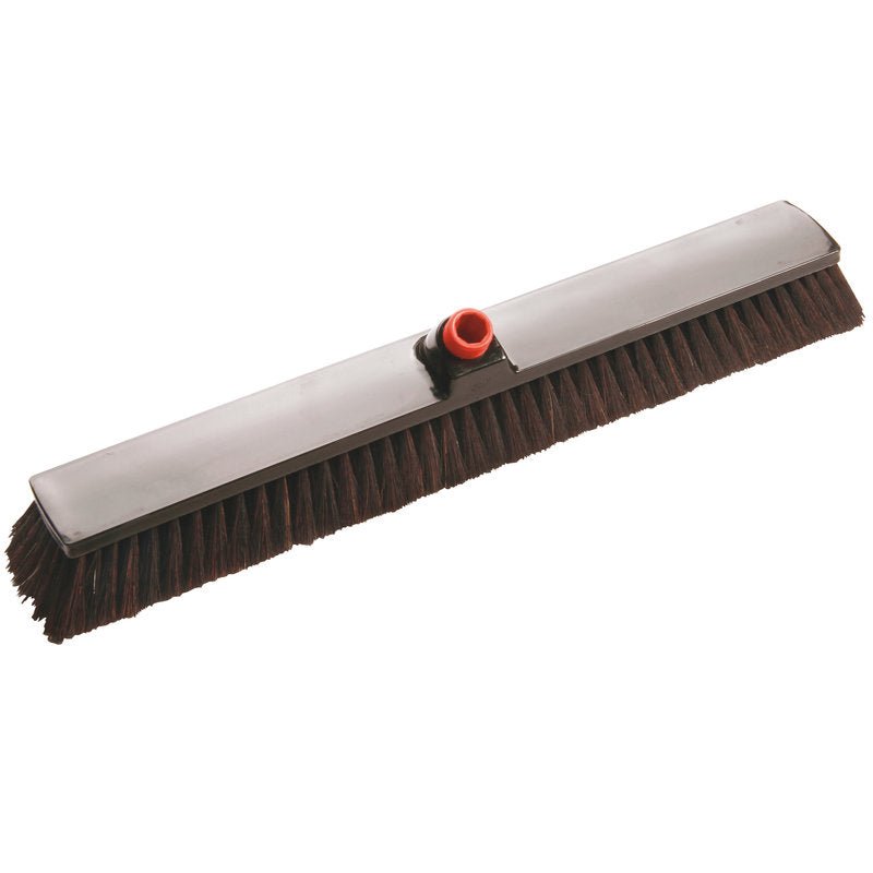 La ESCOBA DE GRAN ESPACIO IN-UP de Haug Bürsten KG cuenta con una cabeza rectangular grande de 600x70x60mm con cerdas suaves y densamente empaquetadas de crin de caballo/poliéster (70/30) y un accesorio central rojo, ideal para barrer eficientemente grandes áreas de suelo.