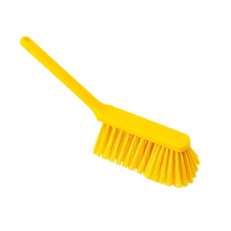 Se muestra un CEPILLO DE MANO de plástico amarillo, PBT RANURADO ø 0,25MM suave, 310x40x50 mm de Haug Bürsten KG con mango largo sobre un fondo blanco.