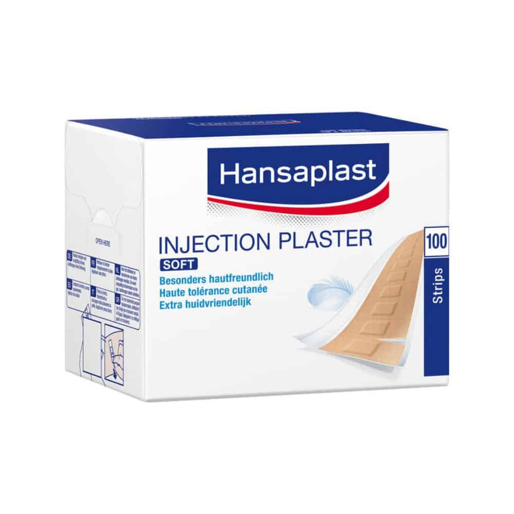 En pakke med 100 Hansaplast Soft injeksjonsplaster (4 x 1,9 cm) fra Beiersdorf AG for sensitiv hud, laget av hypoallergent materiale. Kommer i hvit og blå emballasje med flerspråklig tekst og plasterbilde.