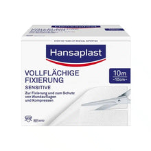 Der Auslaufartikel Hansaplast Sensitive vollflächige Fixierung (10 cm x 10 m, 1 Stück) von Beiersdorf AG eignet sich ideal zum Fixieren und Schützen von Wundauflagen. Die Packung ist überwiegend weiß mit blauen und roten Akzenten.