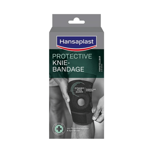 Vista frontal de una rodillera protectora Hansaplast de Beiersdorf AG, ajustable | Envase (1 unidad), con la fotografía de una persona que lleva puesta la rodillera negra y la información sobre la estabilidad en alemán e inglés en el envase.