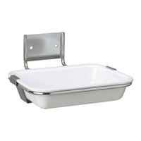 Imagen de una jabonera para montaje en pared. La jabonera, bandeja colectora Hartmann para montaje en pared, compatible con los dispensadores Eurospender 1 y 1plus | Unidad (1 unidad) de Paul Hartmann AG, es rectangular, con los laterales blancos y un marco de acero inoxidable. Se fija a un soporte metálico con dos orificios para su montaje en pared. Su diseño es minimalista y funcional, adecuado para centros sanitarios.