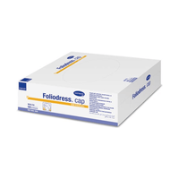 Una caja de cartón cerrada, de color blanco y azul, con la inscripción «Paul Hartmann AG Foliodress® Cap «universal» Comfort OP-Hauben weiß» contiene gorros de tela no tejida y, en el lateral, un texto con las características detalladas del producto.