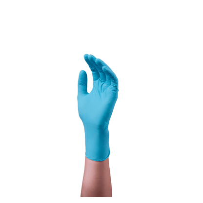 Una mano con un guante de nitrilo azul sin talco Hartmann Peha-soft®, aislada sobre un fondo blanco, con los dedos curvados hacia arriba en un gesto de agarre o sujeción.