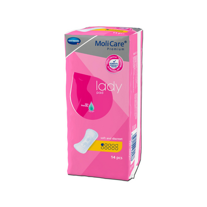Un paquete rosa de almohadillas Hartmann MoliCare® Premium lady pad para incontinencia leve. En el frente se ven el nombre de la marca Paul Hartmann AG, el tipo de producto, una imagen de gota y una ilustración que destaca la naturaleza suave y discreta de las almohadillas. El paquete contiene 14 unidades.