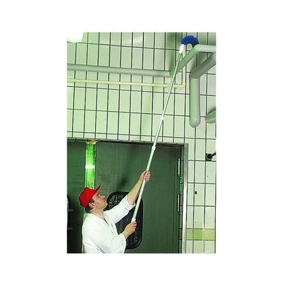 A person with a red cap and white clothing cleans high pipes on a tiled wall with the Haug external pipe brush PBT Blue Soft 190 x Ø65 from Haug Bürsten KG.