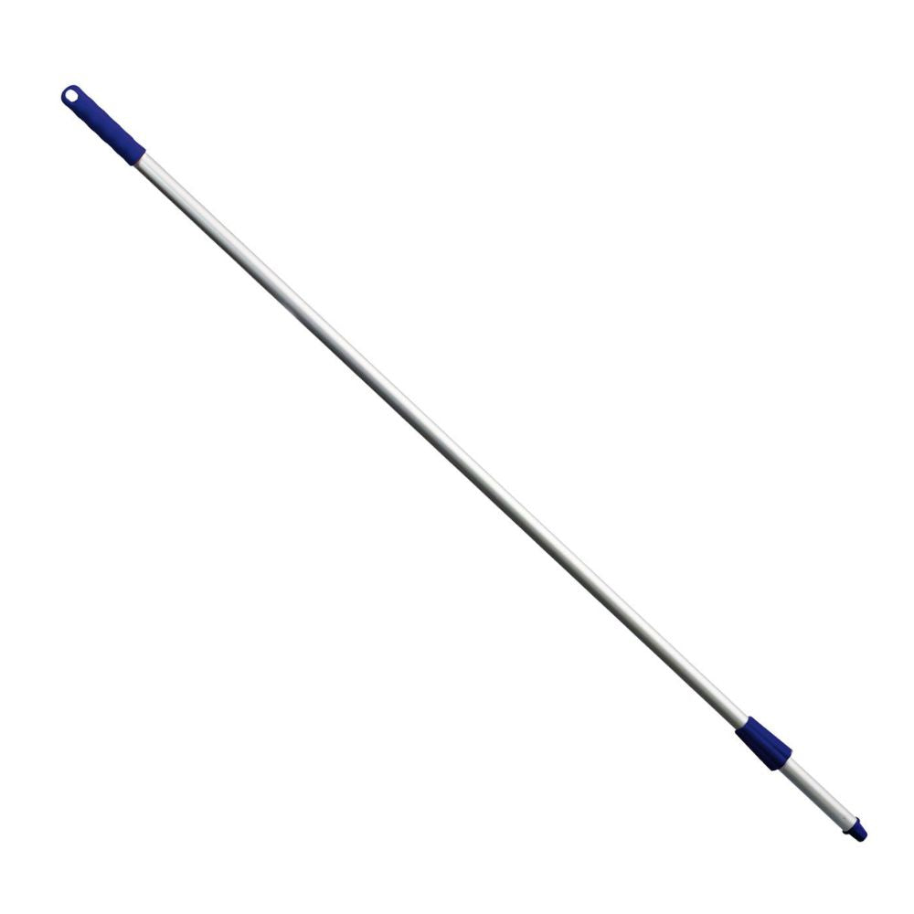 Un mango de escoba METAL DETECT PREMIUM Alustiel 1450 x Ø25 0 de Haug Bürsten KG, conforme al estándar HACCP, tiene asas de plástico azul en ambos extremos y está inclinado frente a un fondo blanco limpio.