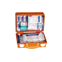 Un maletín de primeros auxilios QUICK de Holthaus Medical, fabricado por Holthaus Medical GmbH & Co. KG, contiene diversos productos sanitarios, entre los que se incluyen material de vendaje, tiritas, toallitas antisépticas y hisopos médicos. Los artículos están ordenados de forma clara en compartimentos dentro del maletín, fabricado según la norma DIN 13157 con plástico ABS resistente.