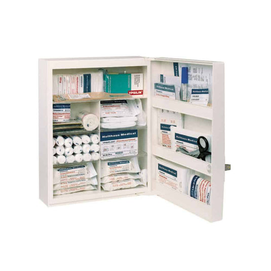 El armario de vendajes Holthaus Medical FAMULUS sin llenar de Holthaus Medical GmbH & Co. KG es un armario de primeros auxilios abierto y espacioso con varios estantes que se pueden equipar con diferentes artículos médicos como vendajes, rollos de gasa, una máscara de RCP, toallitas antisépticas y tiritas. Su disposición clara garantiza una fácil identificación y acceso en caso de emergencia. Para un reconocimiento rápido, hay un signo de rescate claramente colocado en la puerta.