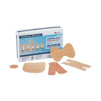 La imagen muestra una caja abierta de la gama de tiritas YPSIPLAST® «robust» | Envase (50 unidades) de Holthaus Medical GmbH & Co. KG. Antes de su envasado, las tiritas se presentan dispuestas en diferentes formas, entre ellas redondas, cuadradas y rectangulares.