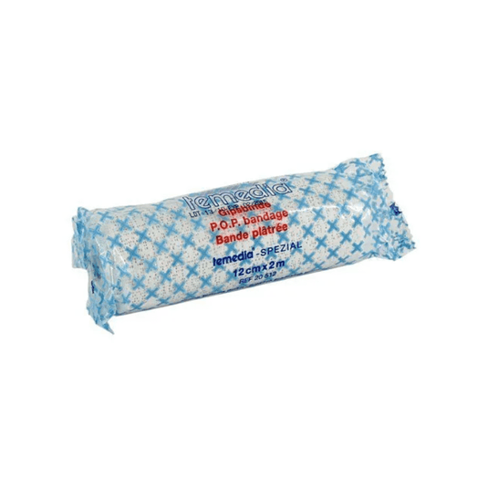 Una venda enrollada para inmovilización viene empaquetada en un envase azul y blanco, lleva la inscripción «Holthaus Temedia-Spezial Gipsbinde - 1 Binde» y «Bande plâtrée», y mide 12 cm x 2 m. En el envase figura impreso el nombre de la marca «Holthaus Medical GmbH & Co. KG», indicada para la inmovilización en caso de fracturas.