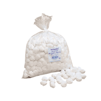 En una bolsa de plástico transparente con la inscripción «Holthaus Medical GmbH & Co. KG» hay varios hisopos de gasa Temedia no estériles, tamaño 2, con forma esférica y de color nuez (500 unidades). Se sacan algunas de las bolitas de algodón de la bolsa, que se cierra con una brida y se coloca sobre una superficie blanca. Estos hisopos médicos son ideales para el cuidado de heridas.