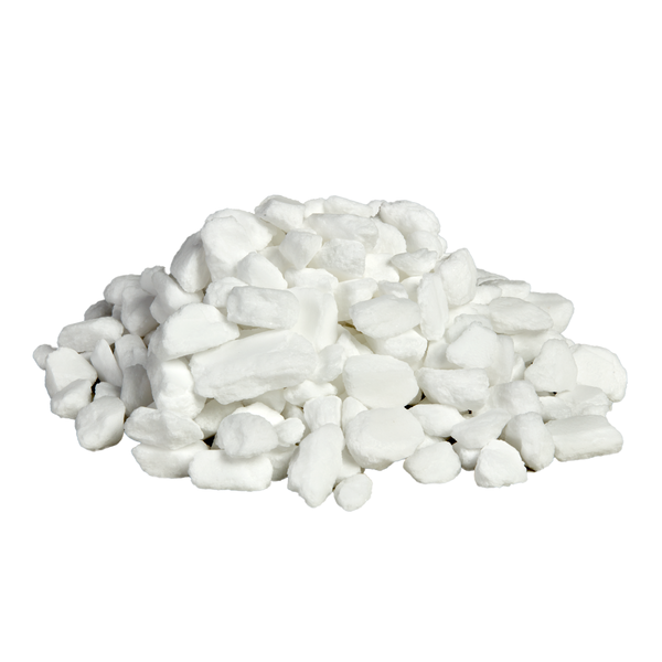 Auf weißem Grund ist ein Haufen weißes, unregelmäßiges Kiehl-Regeneriersalzgranulat (Bruch/Granulat, 25 kg) der Johannes Kiehl KG zur Verwendung in Wasserenthärtungsanlagen abgebildet.