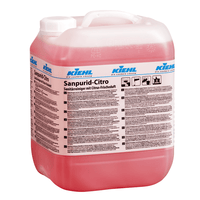 Un recipiente grande de plástico transparente con tapa blanca contiene un líquido rojo. La etiqueta lleva la inscripción «Kiehl Sanpurid-Citro, limpiador sanitario con aroma cítrico» de la empresa Johannes Kiehl KG e incluye información e instrucciones en alemán.