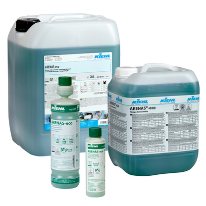 Vier Gebinde des Kiehl ARENAS-eco Flüssiges Vollwaschmittel der Johannes Kiehl KG - zwei große Krüge und zwei kleinere Flaschen - sind mit einer etikettierten Verpackung und einer blau-grünen umweltfreundlichen Flüssigkeit ausgestattet.