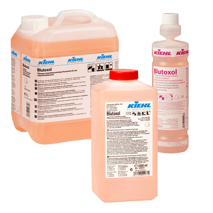 Se muestran tres botellas de Kiehl Blutoxol Concentrado Desinfectante Líquido para el área de alimentos de Johannes Kiehl KG en diferentes tamaños. El líquido naranja-rosa es excelente para eliminar bacterias, virus y hongos.