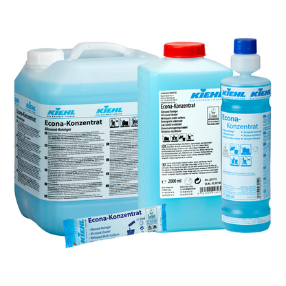 Abgebildet sind vier Gebinde des Kiehl Econa-Konzentrat Allround-Reinigers der Johannes Kiehl KG in verschiedenen Größen: ein großer Krug, mittlere und kleine Flaschen sowie ein Einwegbeutel, alle mit weiß-blauen Etiketten.