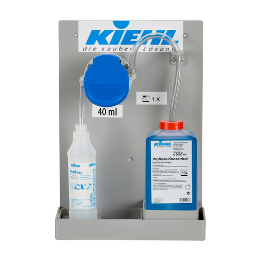 Der Wandspender Kiehl-DosiExpress 40 ml der Johannes Kiehl KG besteht aus einer blau/weißen Pumpe, einem klaren Schlauch, einer weißen 1L-Flasche auf der linken Seite und einer blauen 2L Kiehl-SanEco Konzentrat-Flasche auf der rechten Seite mit dem Hinweis "40 ml".