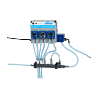 Un sistema de dosificación ARENAS-P3 de Johannes Kiehl KG, montado en la pared, compuesto por tres bombas dosificadoras de 18 l/h con esferas azules, mangueras de salida transparentes y el logotipo de Kiehl en la parte superior, para una dosificación precisa de líquidos.