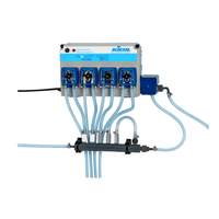 El sistema de dosificación de montaje en pared ARENAS-P4 de Johannes Kiehl KG cuenta con cuatro bombas de 18 l/h, controladas individualmente, identificadas en azul y conectadas mediante mangueras transparentes, para un suministro preciso de líquidos.