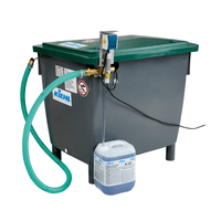 Una estación dosificadora de color gris verdoso de la empresa Johannes Kiehl KG, equipada con un depósito azul y blanco con la inscripción «Kiehl Server 250 L / 0,32 - 6 % Automatenschnellbefüller», garantiza un llenado preciso en aplicaciones profesionales de limpieza.