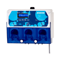El modelo Johannes Kiehl KG ARCANDIS Peredos 3L cuenta con un sistema de dosificación mediante bomba peristáltica controlado por conductividad, con tres bombas para el detergente, el abrillantador y el aditivo, así como ajustes digitales que garantizan una dosificación precisa. Embalaje: 1 unidad.