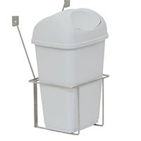 Un cubo de basura de plástico Novocal (15 l, gris con tapa) se sujeta mediante un soporte metálico apto para su instalación en la pared o en una puerta.