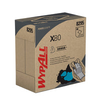Una caja con dispensador con la inscripción «WypAll® X80 PowerClean» de Kimberly-Clark GmbH contiene 80 paños de color azul acero, junto con instrucciones de uso y la imagen de una mano en la caja limpiando una mancha azul. Disponible en paquetes de 5 cajas por cartón (5 x 80 hojas).