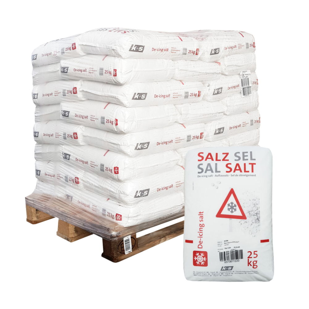 Auf einer Holzpalette stapeln sich weiße 25 kg Säcke Streusalz der K+S AG für den Winterdienst, sicher in Folie eingewickelt. Ein Sack ist einzeln vorne ausgestellt und trägt den Text „SALZ SEL SALT“ sowie ein Schneeflockensymbol und ein Warndreieck und ist damit optimal für den Winterdienst geeignet.