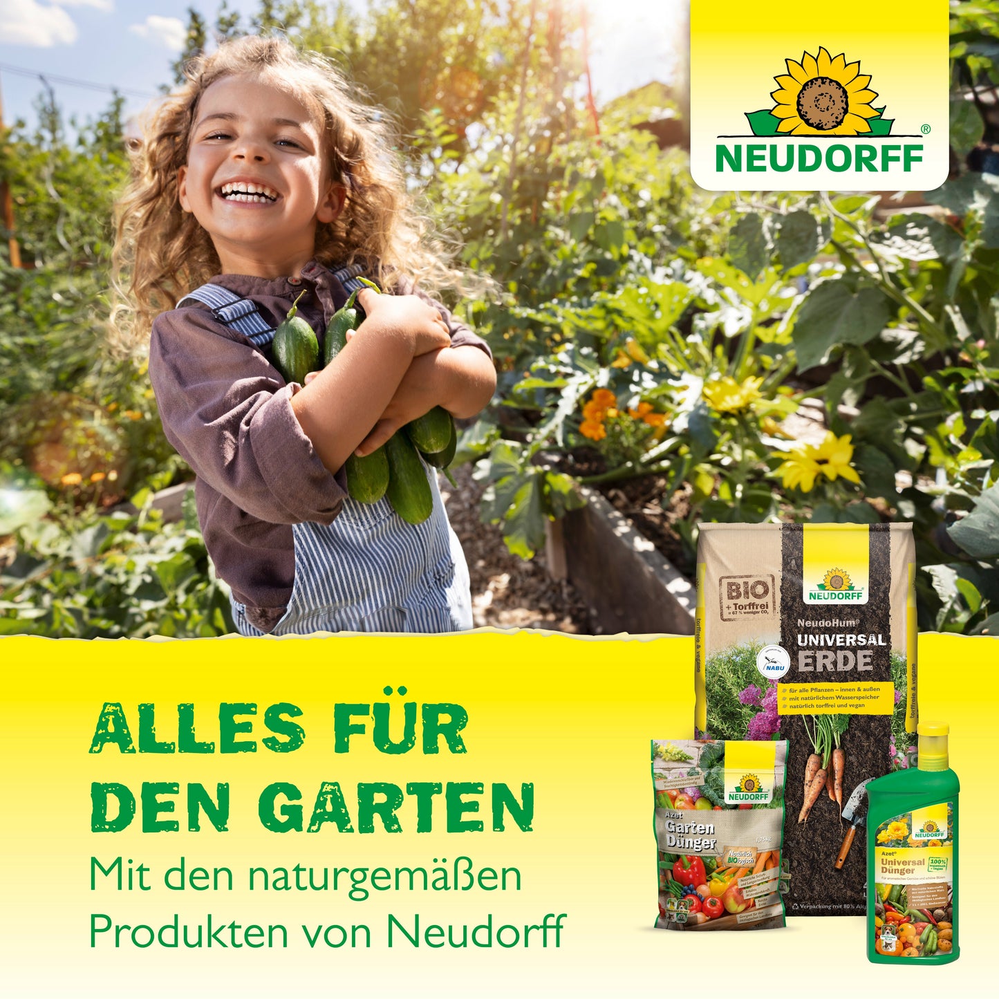 Ein lächelndes Kind mit Gurken in der Hand steht in einem Garten. Im Vordergrund sind Balsamol Blattdünger und andere natürliche Gartenprodukte von Neudorff Shop zu sehen, während ein deutscher Text für die Naturprodukte von Neudorff Shop wirbt.