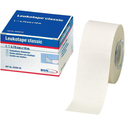 Un rollo de cinta deportiva Leukotape Sport Tape Classic (3,75 cm x 10 m, blanco) de BSN Medical GmbH para lesiones deportivas está parcialmente desenrollado; en el embalaje se indican el nombre del producto, el tamaño y la marca.