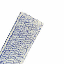 Der Arcora Excellent Blue-White Fc-Mopp Mit Farbcodierung Ohne Deckblatt von Arcora International GmbH ist ein rechteckiger, weißer Mikrofasermopp mit blauen Streifen und strukturierter Oberfläche, abgebildet auf einem einfarbig weißen Hintergrund.