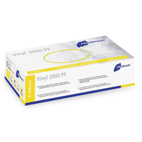 Una caja de guantes desechables de vinilo Meditrade Vinyl 2000 PF, fabricados por Meditrade GmbH. El envase es de color amarillo y azul, con etiquetas en varios idiomas, entre las que figura «cuidado del paciente», y en el que se indica que la caja contiene