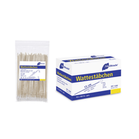 En un fondo blanco se muestran una bolsa de plástico transparente con bastoncillos de algodón de madera de Meditrade, de punta pequeña y 15 cm (100 unidades por bolsa), y una caja azul, blanca y amarilla de Meditrade GmbH (envase con 10 bolsas).