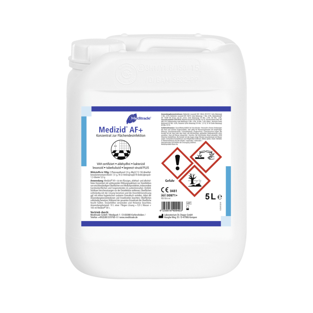 Ein weißer Kunststoffkanister mit der Aufschrift „Meditrade Medizid® AF+ Flächendesinfektion“ mit Produktinformationen, Gefahrensymbolen und einem blau-weißen Etikett. Der Behälter ist mit einem Fassungsvermögen von 5L gekennzeichnet.