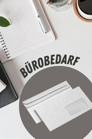 Schreibtisch mit Notizbuch, Stift und Kaffeetasse; im Vordergrund ein Kreis mit zwei weißen Briefumschlägen und dem Schriftzug ‚Bürobedarf‘.