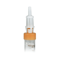 Un primer plano del dispositivo médico de plástico «Sarstedt Multi-Adapter» para S-Monovette®, con carcasa transparente y mecanismo de cierre de color naranja. El dispositivo cuenta en la parte superior con una boquilla con indicaciones de medida que indican una capacidad de 7,5 ml, y es compatible con el sistema Luer para garantizar unas conexiones seguras.