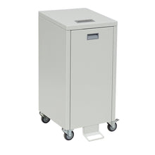 Der Novocal Wertstoffschrank Serie 3000 Einfachsammler ist ein rechteckiger, hellgrauer Stahlbehälter mit Fußpedal, Frontgriff und vier Lenkrollen. Er verfügt über ein kleines rechteckiges Etikett auf der Oberseite.