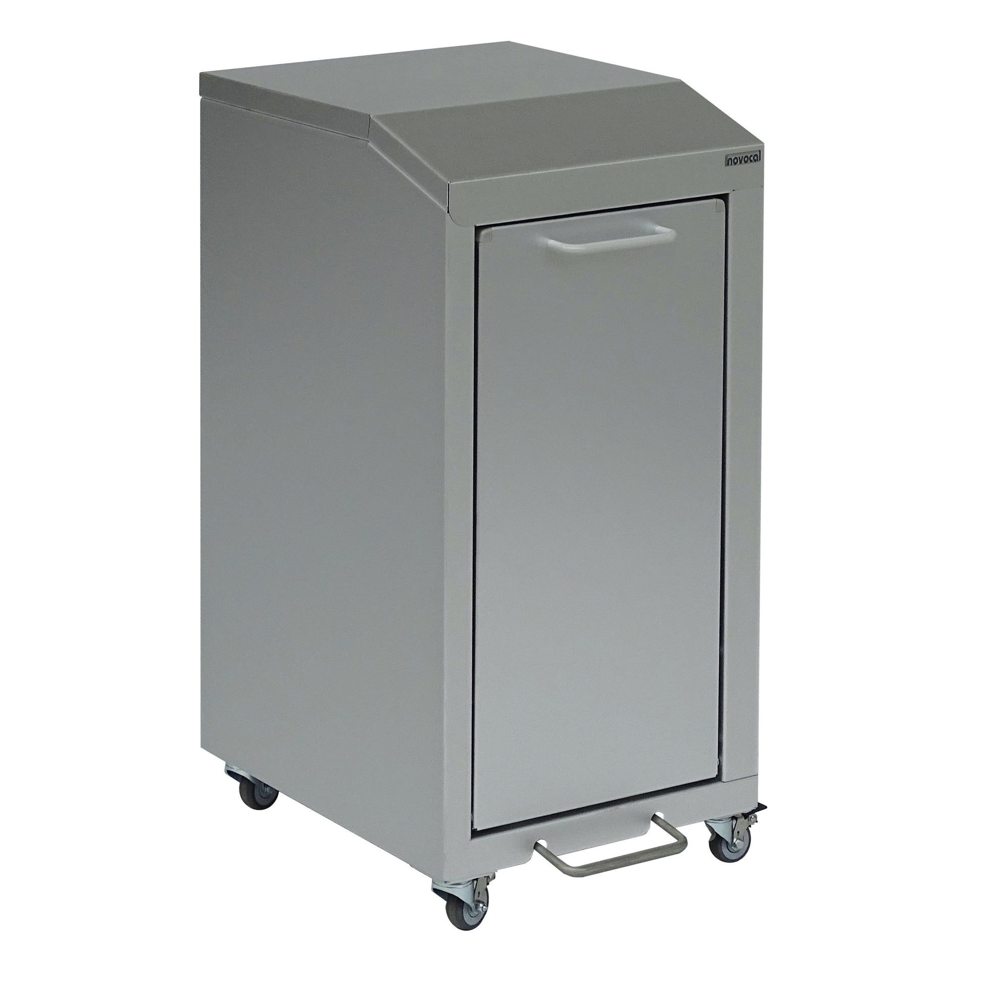 Der Novocal Wertstoffschrank Serie 3000 Einfachsammler ist ein Aufbewahrungswagen aus Aluminium mit einem Griff, einer Fronttür und vier elektrisch leitfähigen Rädern für einfache Mobilität. Die Packung enthält 1 Stück.