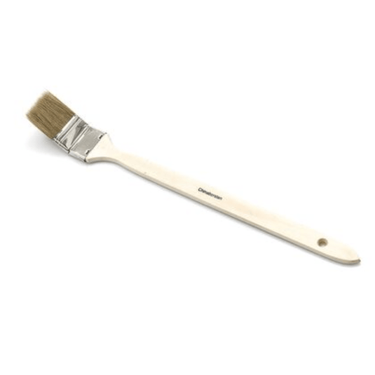El pincel industrial para radiadores «Nölle Profi Brush», de la empresa Nölle Profi Brush Bürsten- & Pinseltechnik e.K., cuenta con un mango de madera de color beige, cerdas marrones, un diseño ergonómico con orificio para colgarlo y una virola metálica plateada que sujeta la mezcla de cerdas claras.