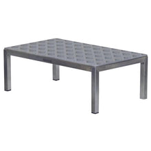 Der Novocal OP-Tritt 1 ist ein rechteckiger Metalltisch (600 x 350 x 250 mm) mit einer strukturierten Gitterplatte und vier geraden Beinen, gebrandet "Novocal" - ideal als medizinischer Tritthocker im Operationssaal. Verpackung: 1 Stück.