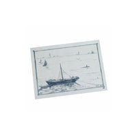 Un boceto en blanco y negro de un barco amarrado a la orilla, con velas y pájaros en la lejanía, adorna estos 100 manteles individuales (de papel, 30 x 40 cm) de la PAPSTAR GmbH: ideal para aportar un toque artístico a la mesa.