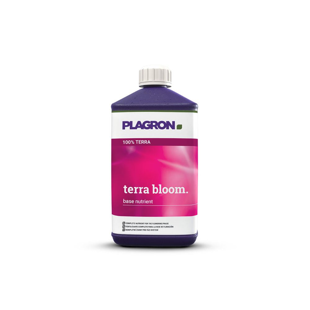 Plagron Terra Bloom, ein Premium-Blütendünger von Bertels B.V., wird in einer dunklen Flasche mit weißem Verschluss und rosa Etikett mit Produktname und Markenlogo präsentiert. „100% Terra“ steht in weißer Schrift auf violettem Hintergrund für optimale Blütenbildung.