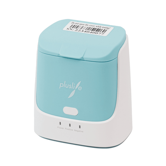 El dispositivo integrado de análisis de ácidos nucleicos Pluslife (versión veterinaria) es compacto y de color turquesa claro, con una tapa blanca y el logotipo «PlusLife». Cuenta con tres indicadores luminosos (alimentación, positivo, negativo) y una etiqueta con código de barras en la parte superior. El envase contiene 1 unidad.