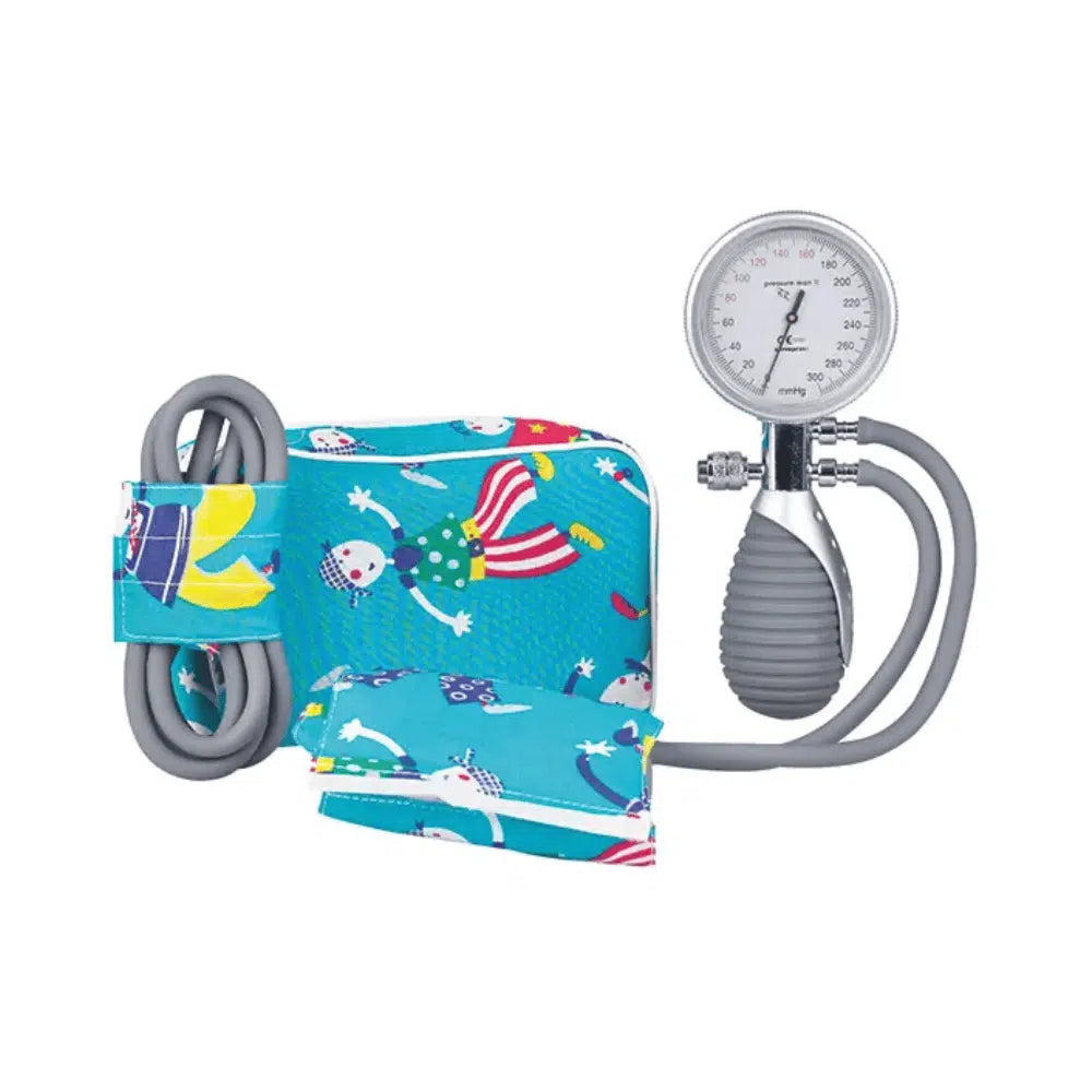 Presentamos el dispositivo manómetro de 2 tubos Pressure Man II para niños y bebés de Servoprax GmbH. Este manguito de presión arterial para niños tiene un diseño colorido con payasos y globos y viene con un manómetro, una pera y un tubo gris. Es perfecto para mediciones de presión arterial lúdicas pero precisas en niños.