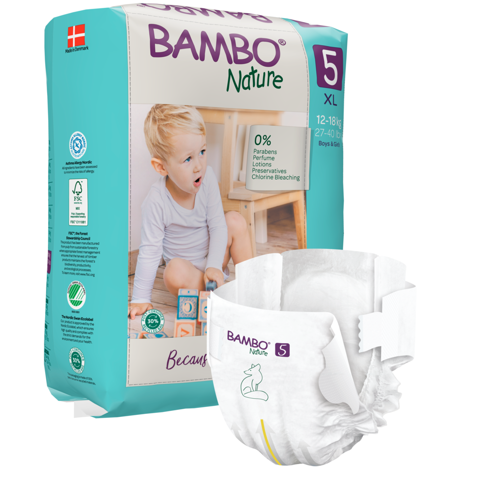 Eine Packung der Bambo Nature XL Windeln Größe 5 der Abena Re-Seller GmbH liegt neben einer ungefalteten Windel. Auf der Verpackung sind ein Kind, Produktinfos, Öko-Zertifizierungen und nachhaltige Materialien abgebildet. Geeignet für Kinder mit einem Gewicht von 12-18 kg.