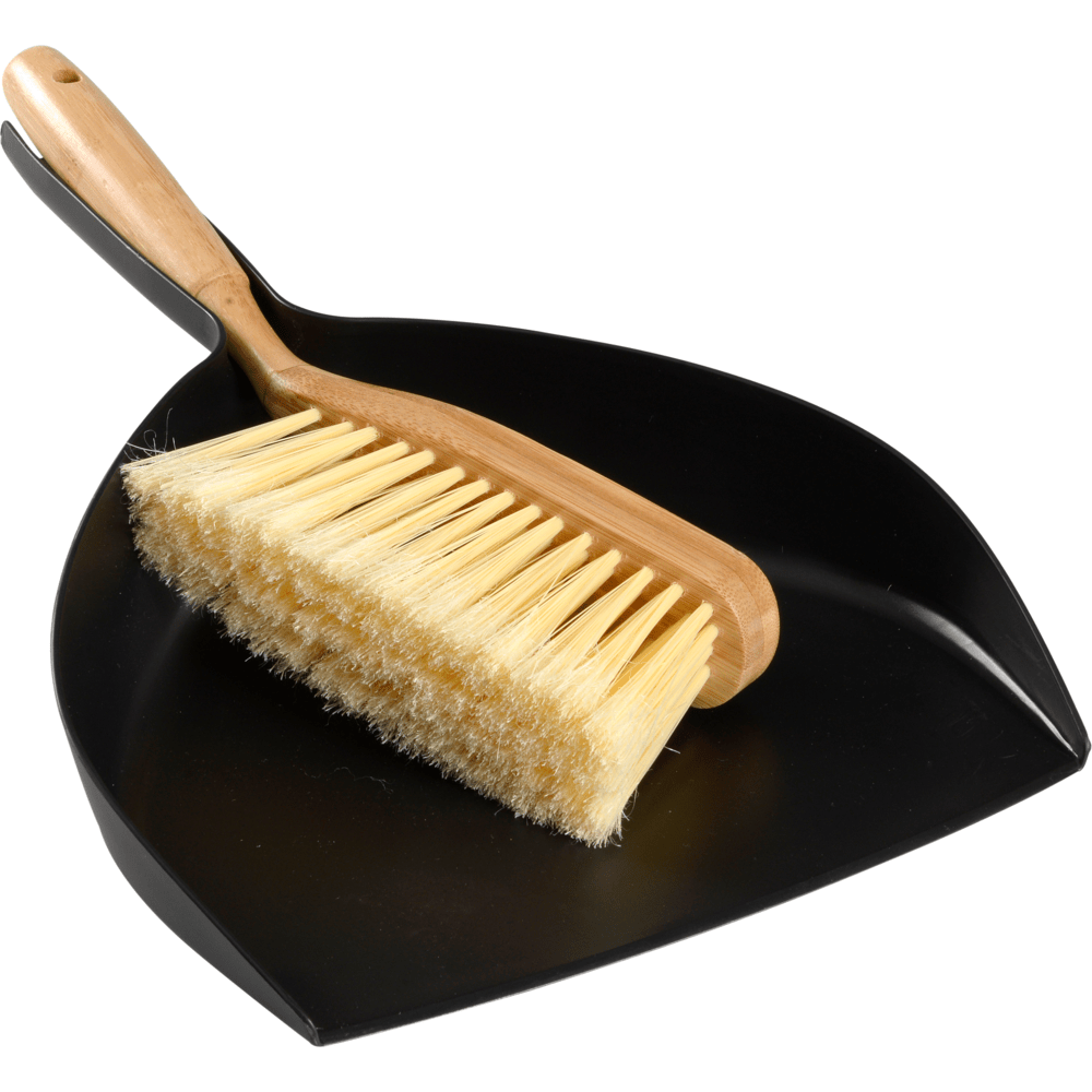 Un cepillo con mango de bambú y cerdas claras se encuentra sobre un recogedor negro de plástico: un juego de limpieza ENA Living, bambú de Abena Re-Seller GmbH, que limpia de manera elegante y ecológica en un paquete de 12 unidades.