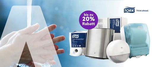 Nahaufnahme von Händen unter fließendem Wasser, daneben Tork Hygieneprodukte wie Papierhandtücher, Toilettenpapier und Spender, beworben mit bis zu 20 % Rabatt